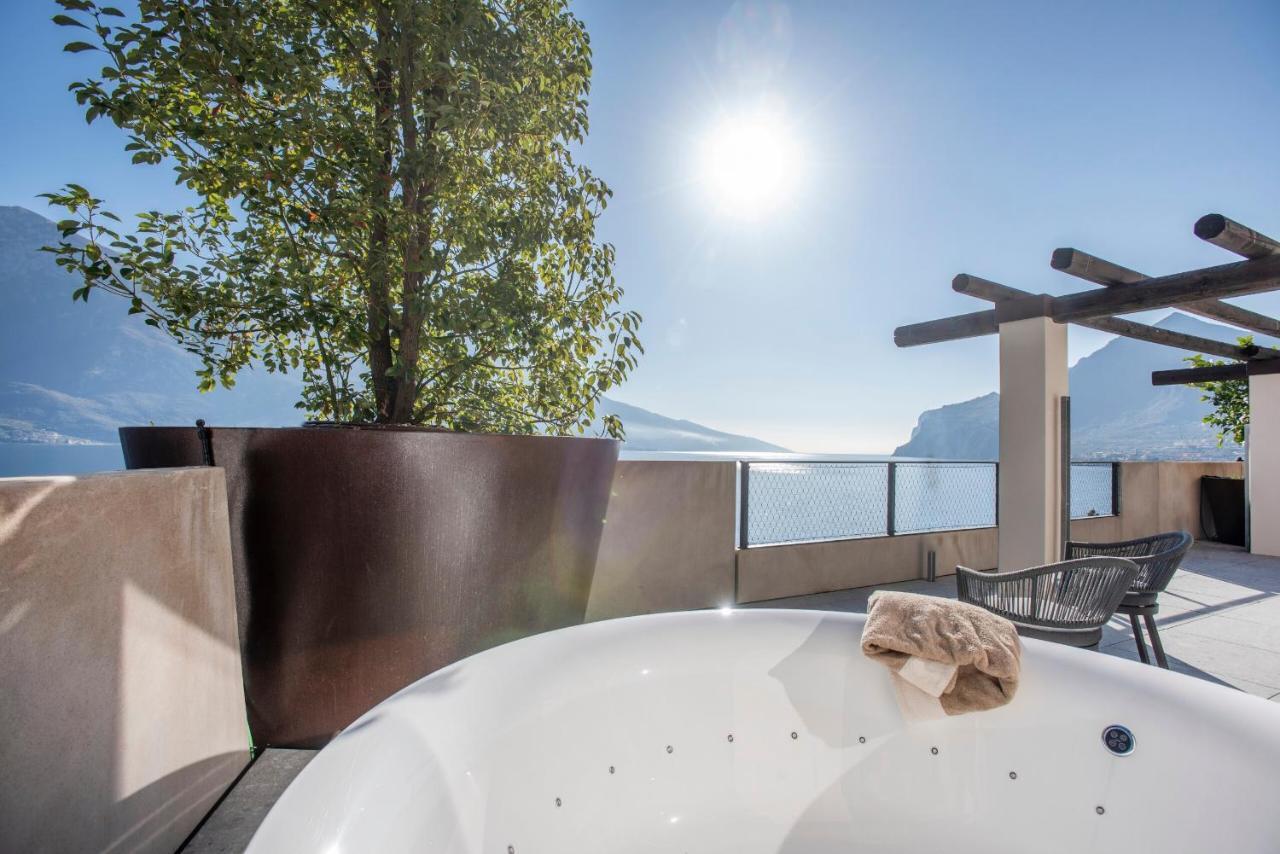 Deluxe Junior Suite with Lake View,1037321365:JPEG