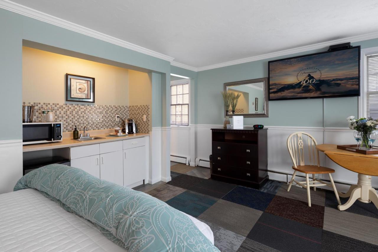 Queen Room Two Queen Beds Partial Ocean View