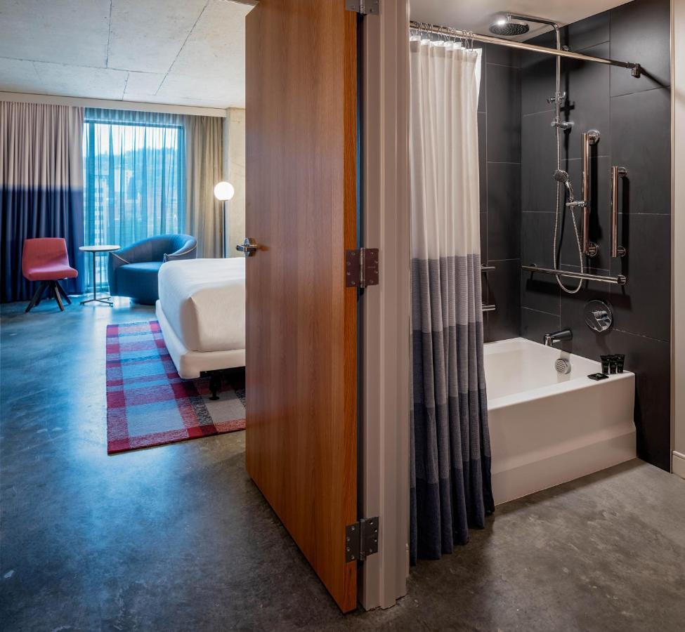 King Room Accessible Tub