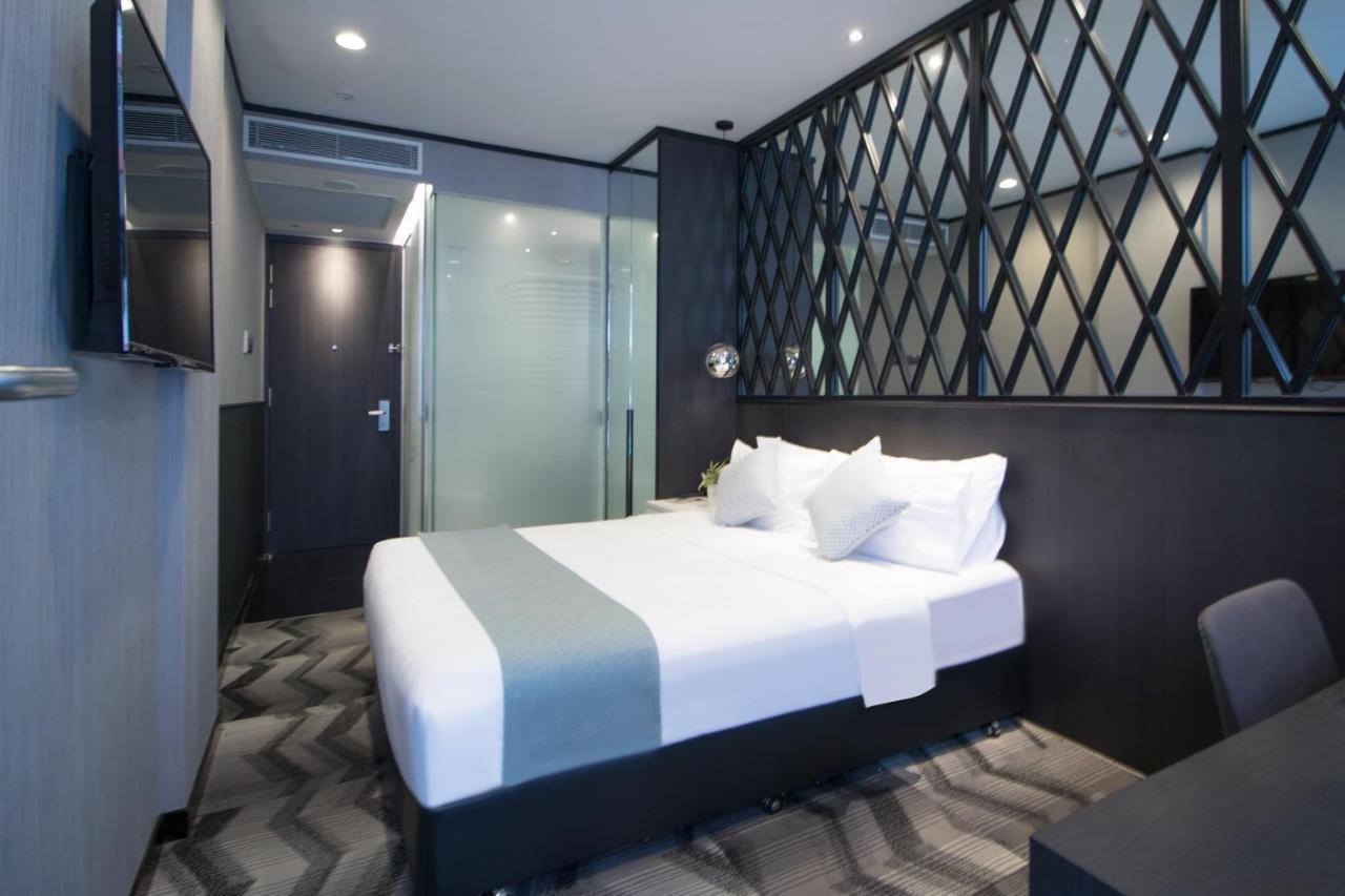 Deluxe Queen Room Pool Access