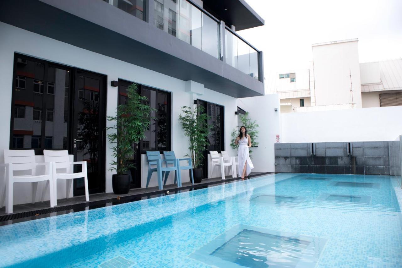 Deluxe Queen Room Pool Access