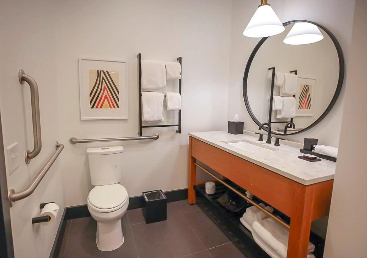 King Room Mobility Hearing Impaired Access or Non-Smoking