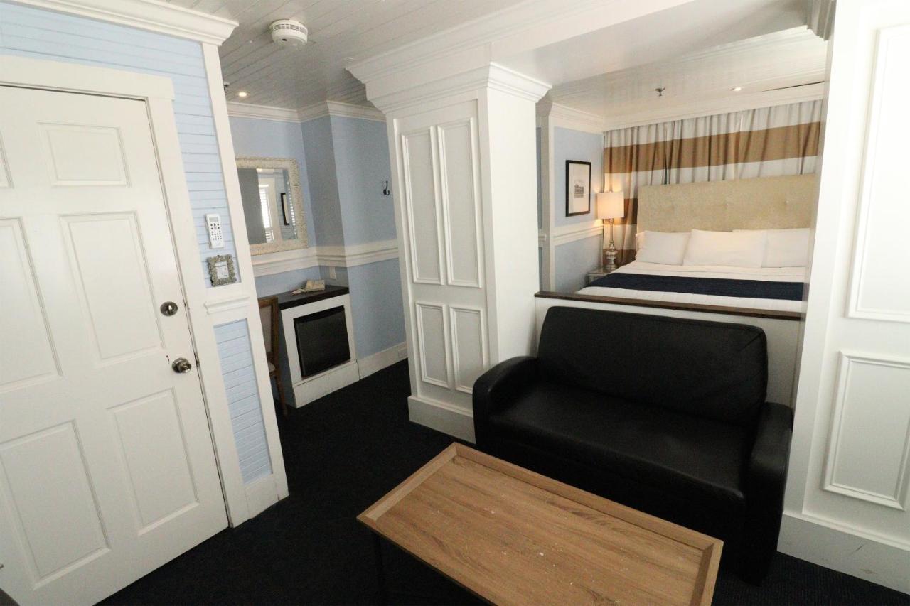 Yacht Club Suite
