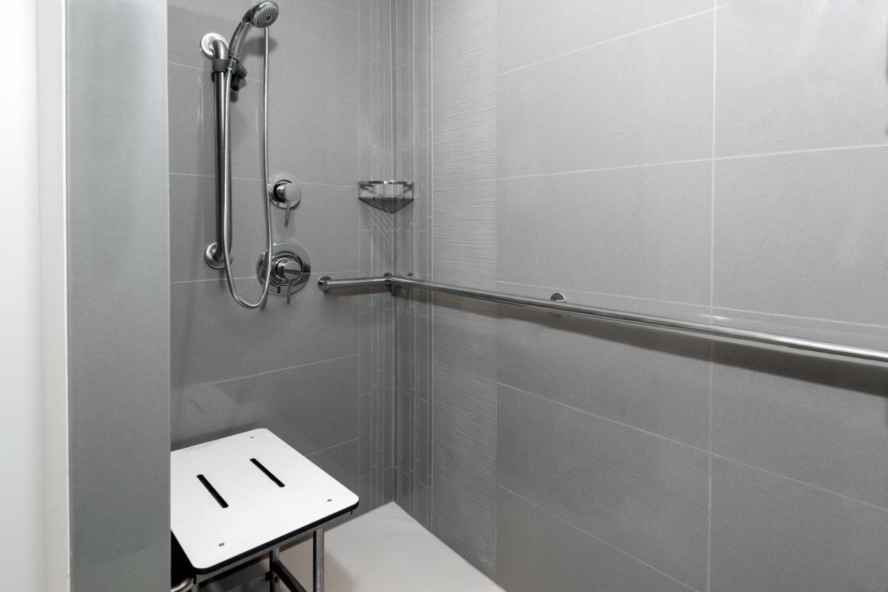 Den King Room with Roll-in Shower - Disability Access,1040454445:JPEG