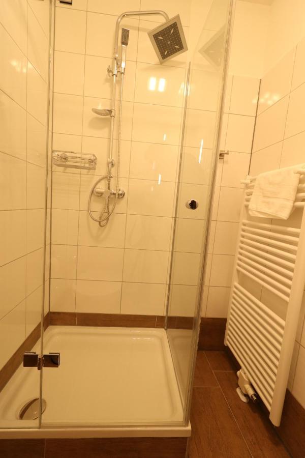 Deluxe Double Room Shower,1041799105:JPEG