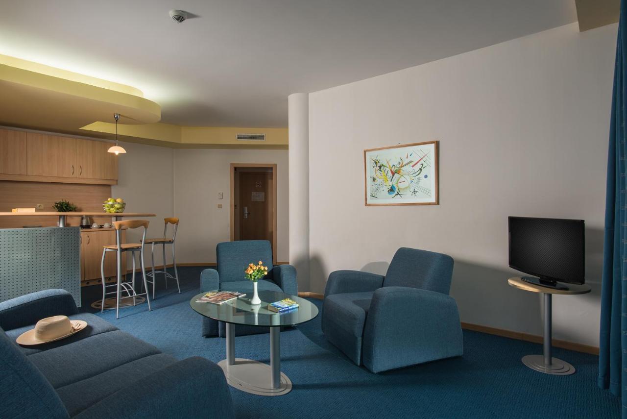 Deluxe Two-Bedroom Apartment Balcony