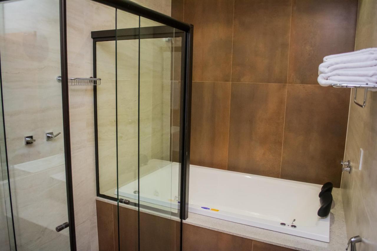 Deluxe Suite Spa Bath