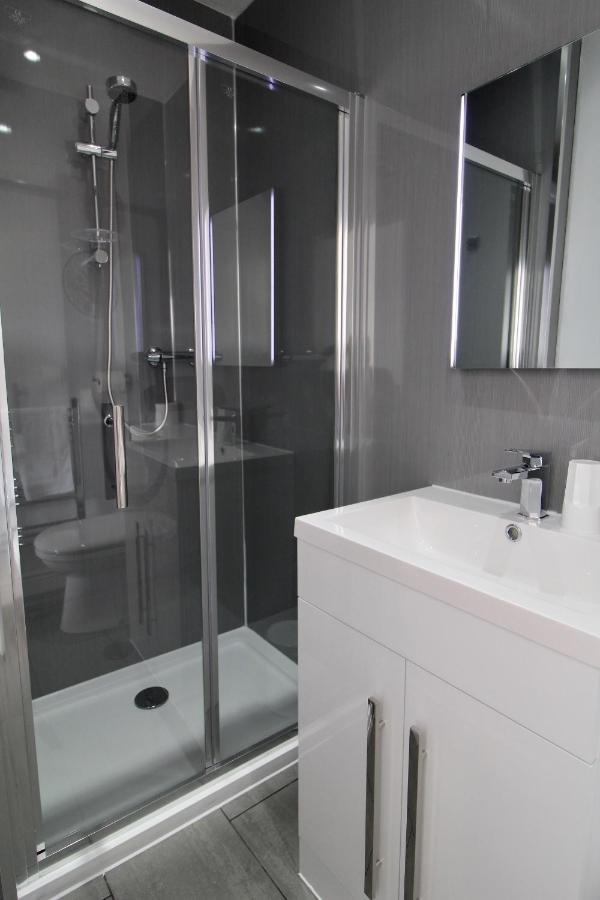 Habitación Doble Pequeña con baño - 2 camas