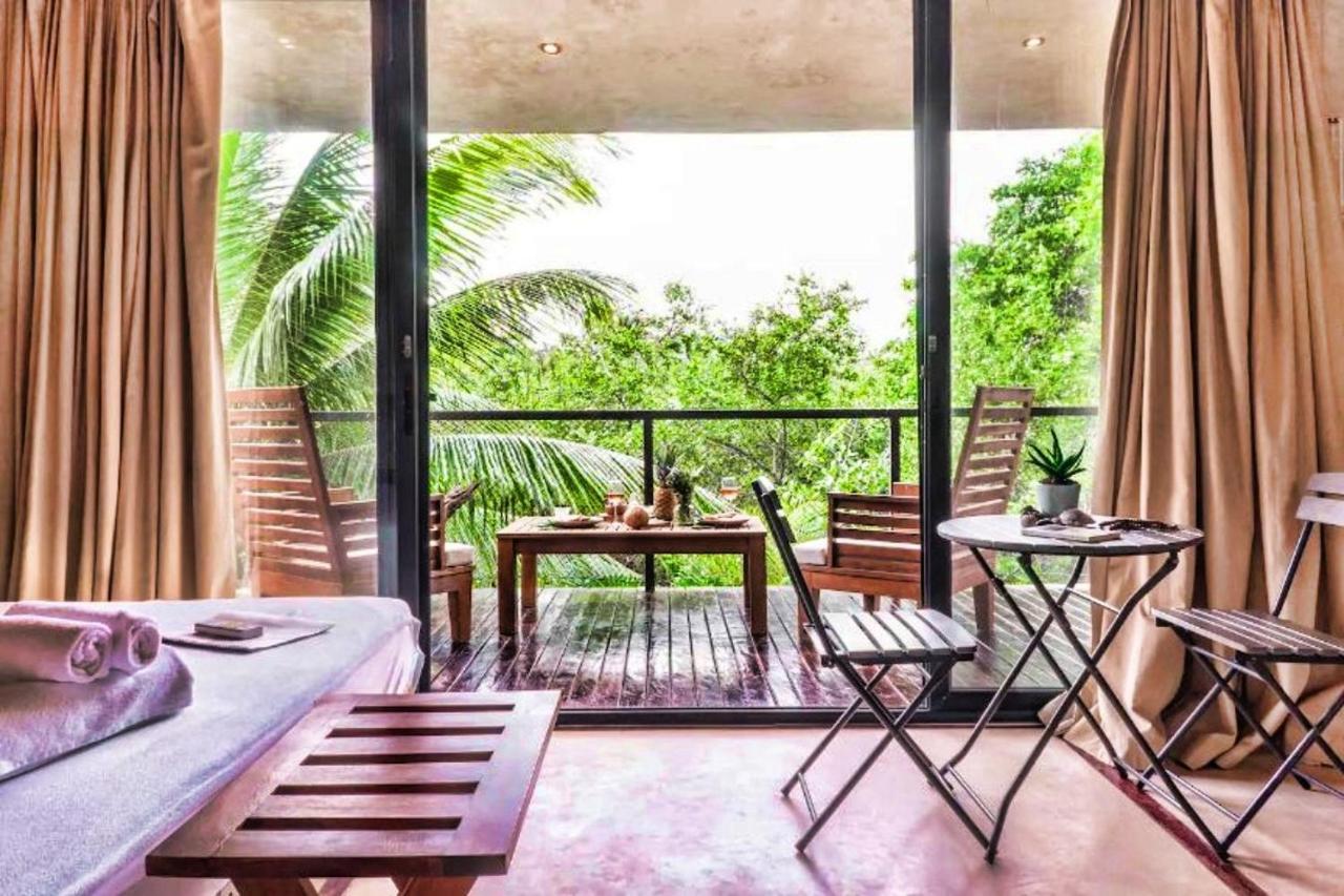 Studio Balcony Jungle View