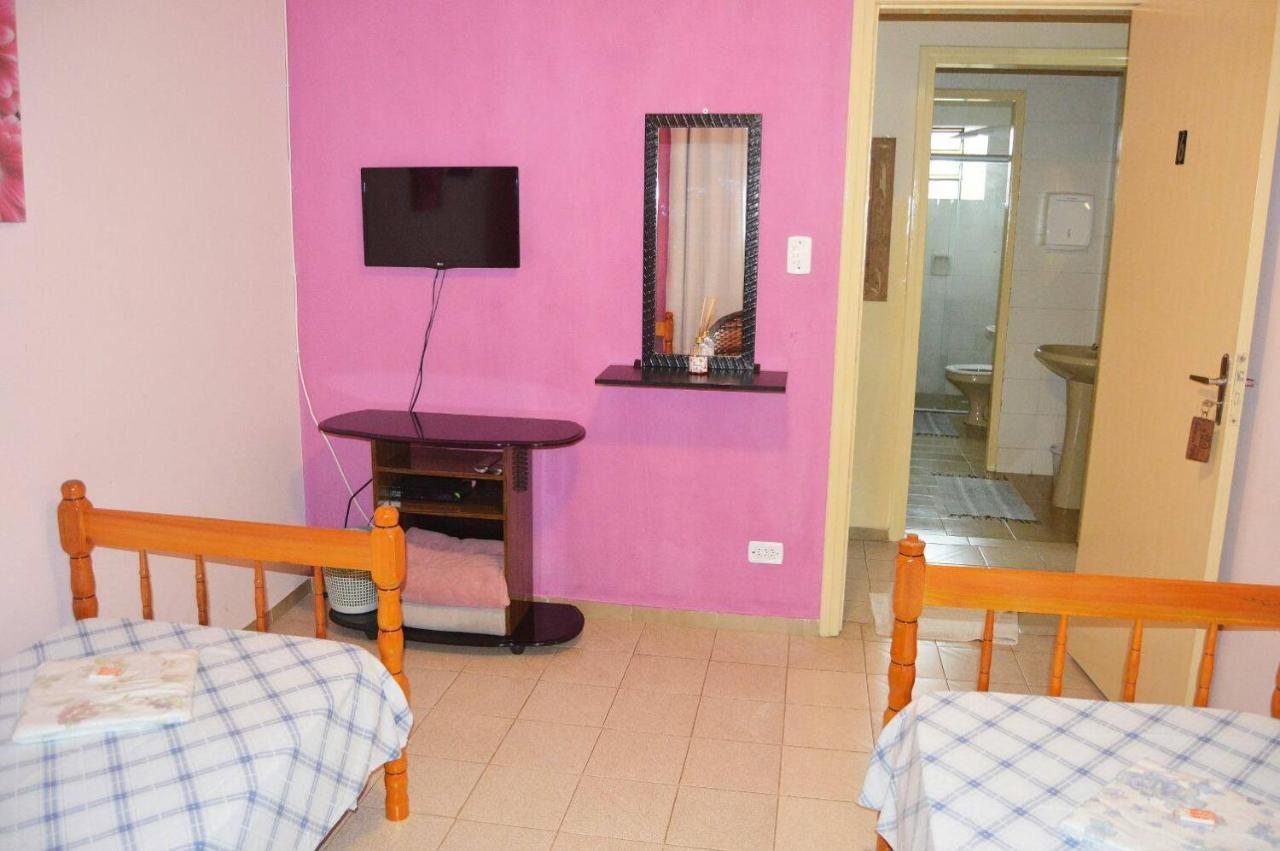 Quarto Triplo Básico com Banheiro Compartilhado