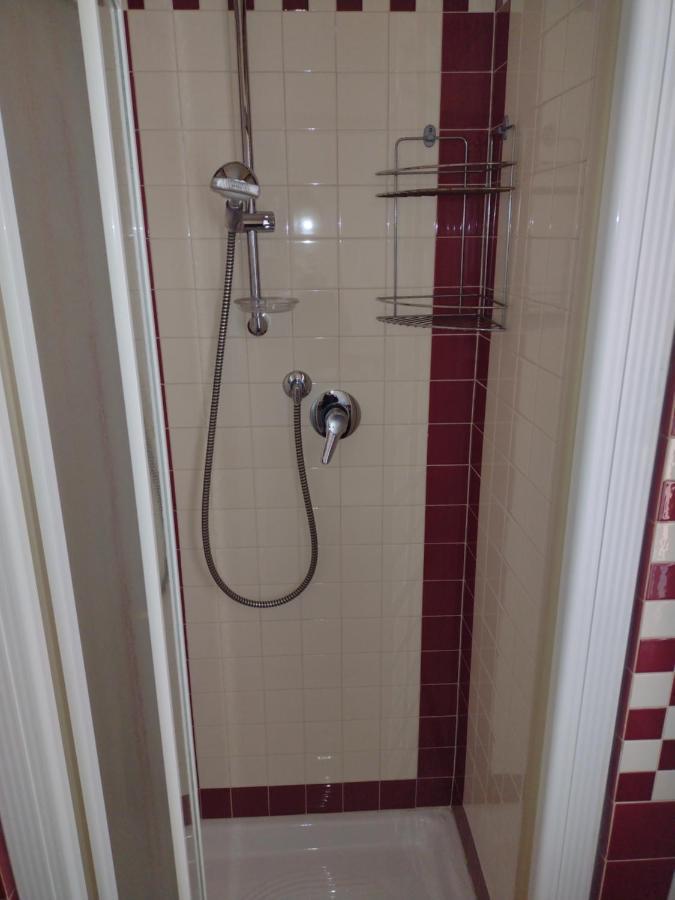 Tweepersoonskamer met een Eigen Externe Badkamer