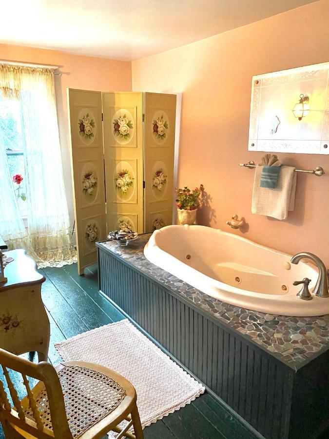 Queen Suite Spa Bath
