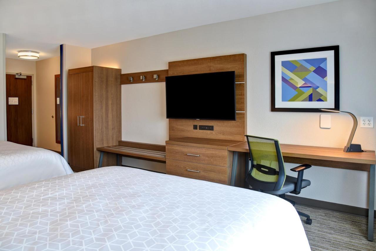 Standard Queen Room Two Queen Beds