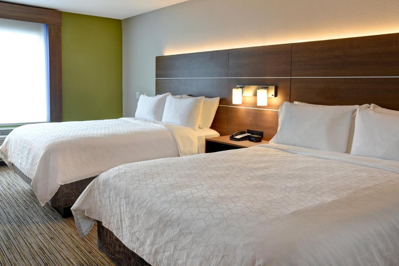 Standard Queen Room Two Queen Beds