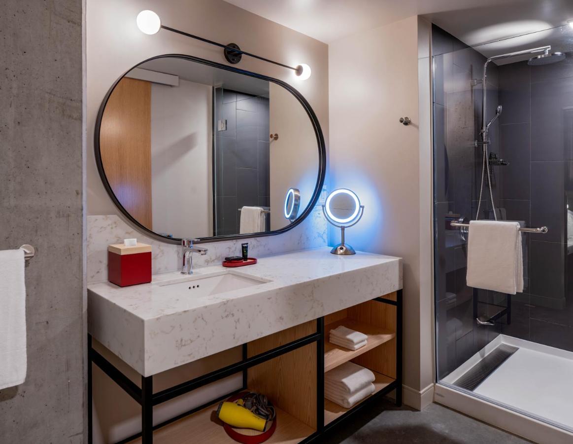 King Room Accessible Tub