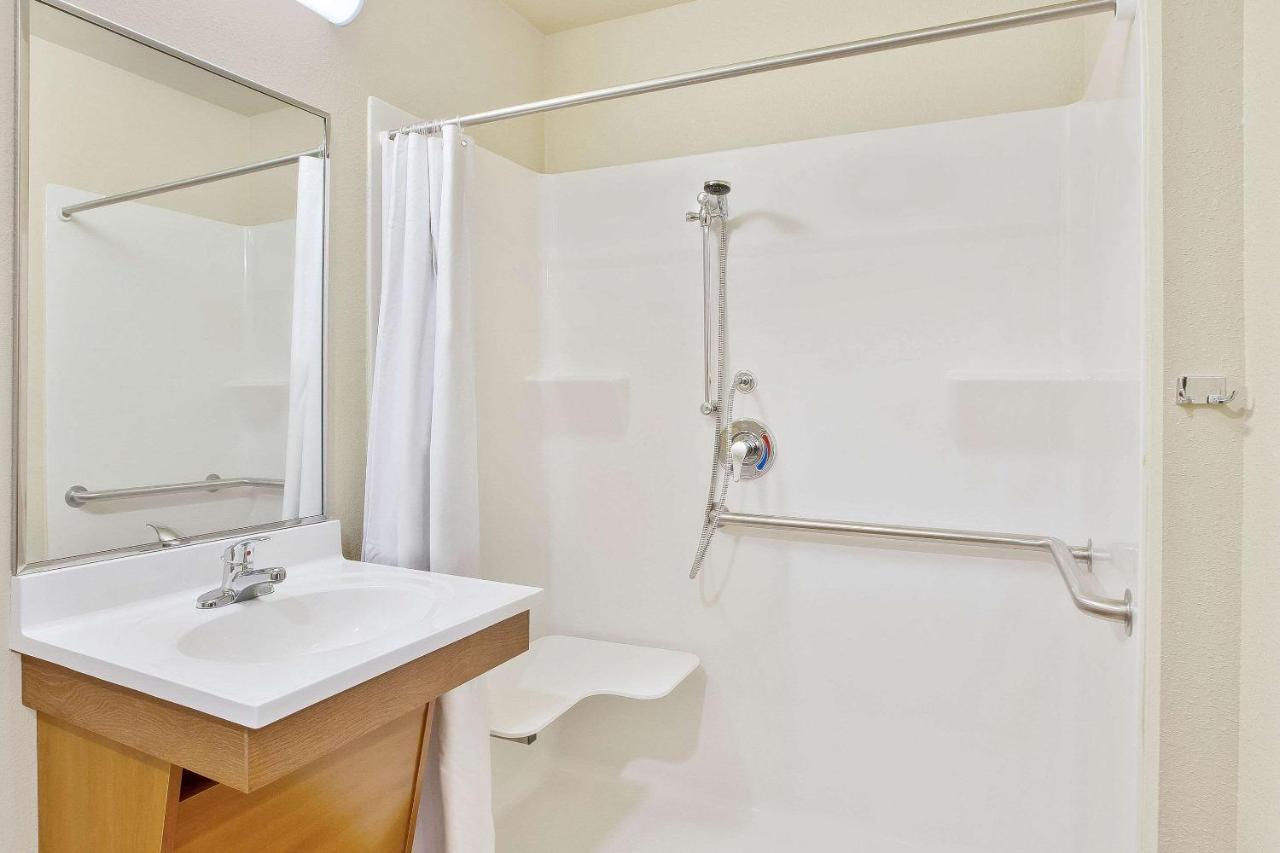 Queen Room with Tub and Sofa Bed - Disability Access/Non-Smoking