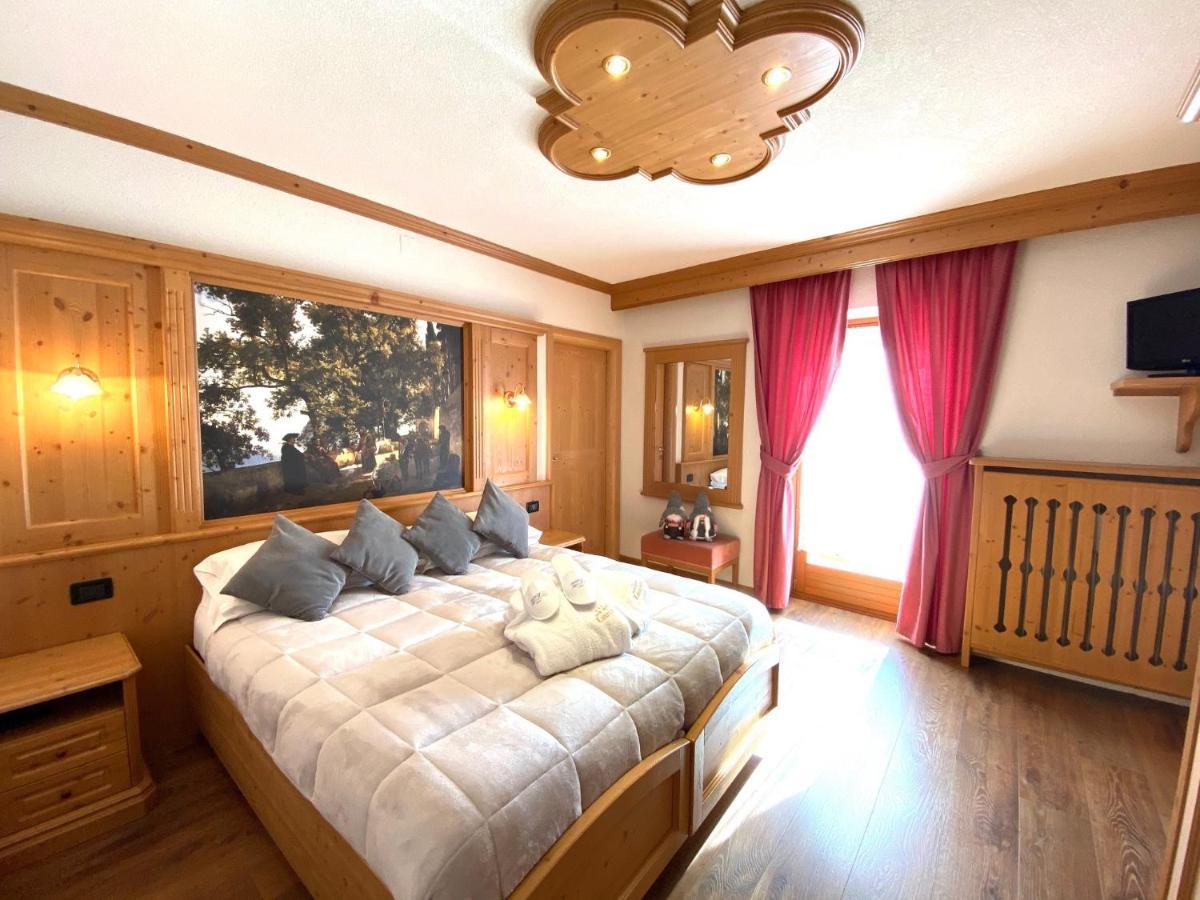 Family Room with Mountain View (2 Adults + 1 Child),1082573824:JPEG