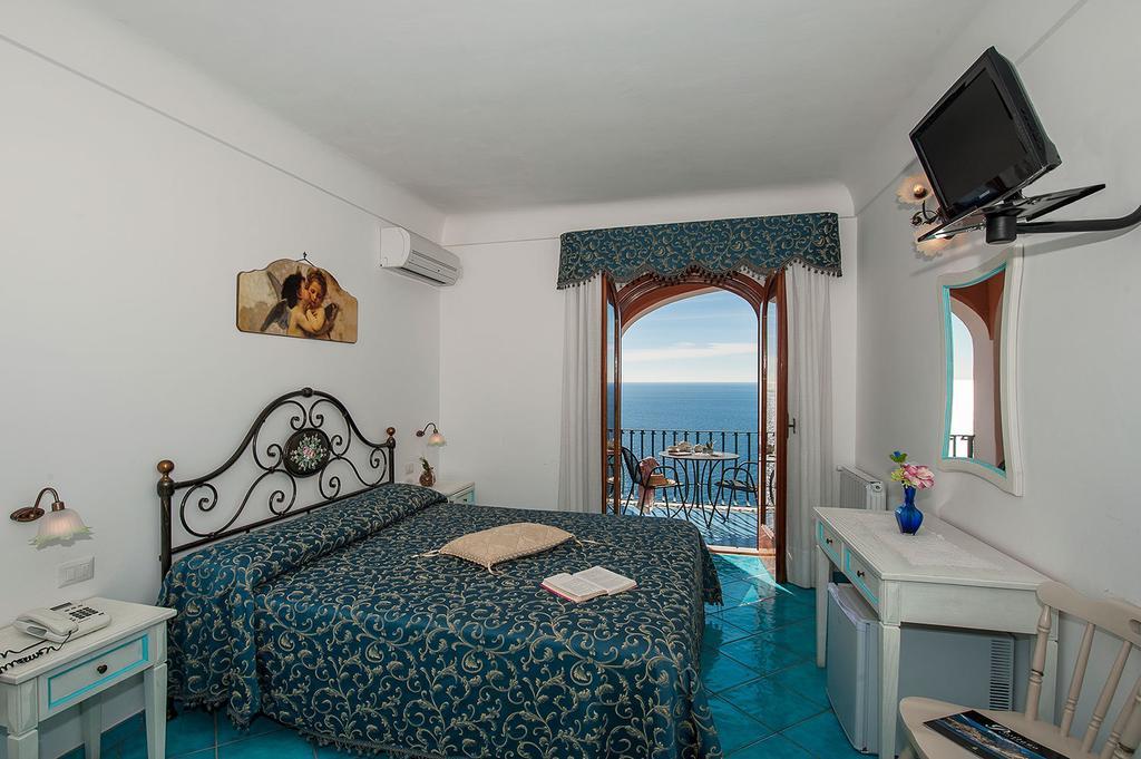Camera Matrimoniale con Balcone e Vista Mare