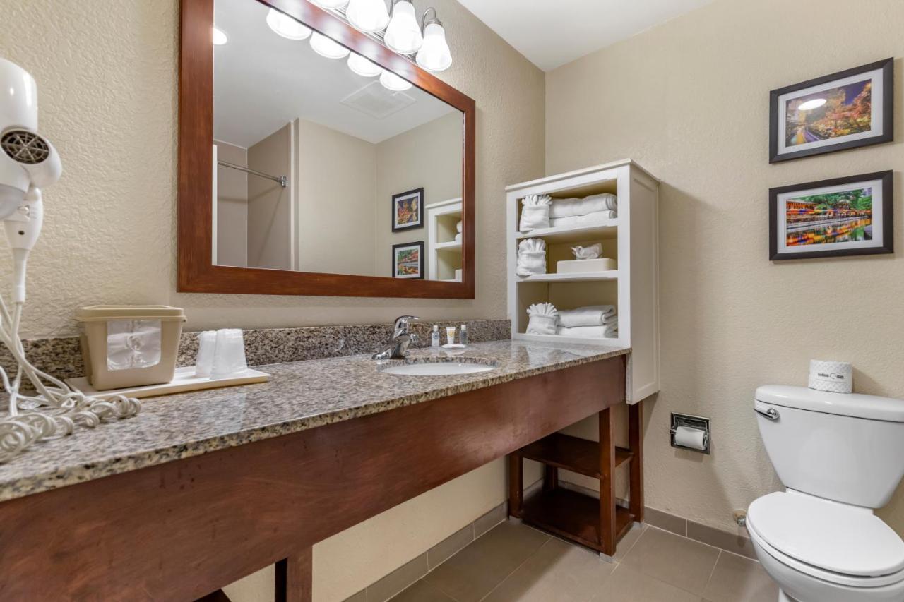 Queen Suite with Two Queen Beds - Non-Smoking,1082898565:JPEG