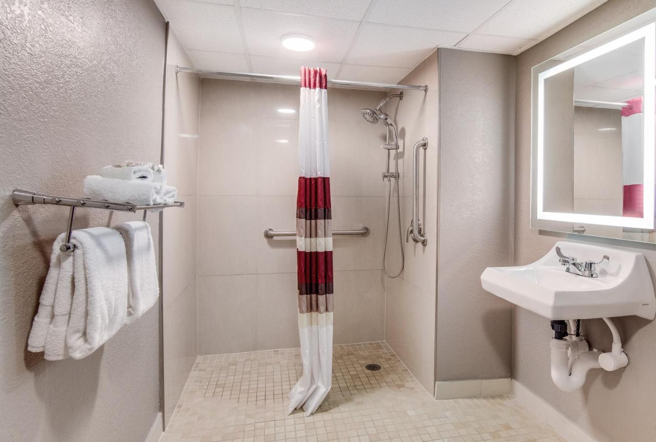 Superior King Room Disability Access Roll-ln Shower Non-Smoking,1074477808:JPEG