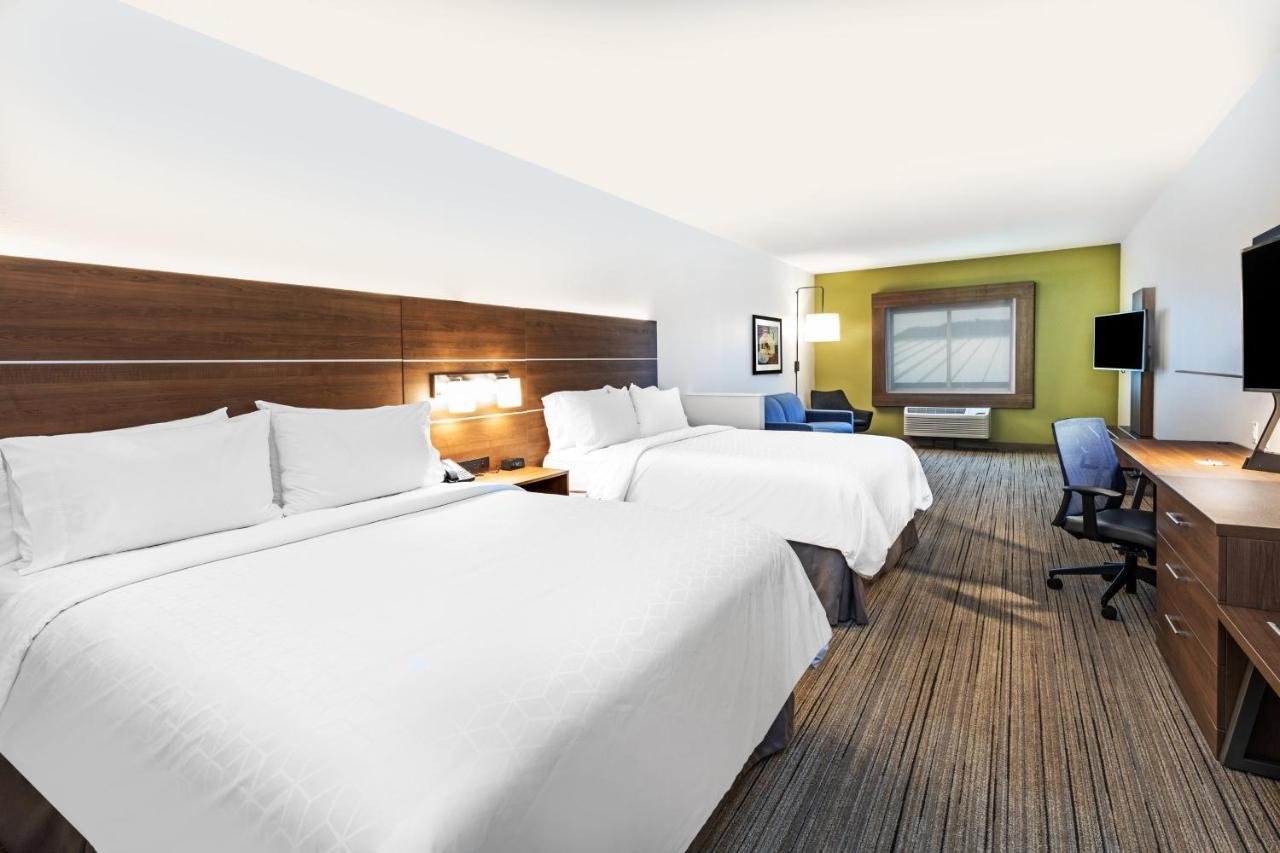 Queen Room with Two Queen Beds- Hearing Accessible Roll in Shower/Non-Smoking