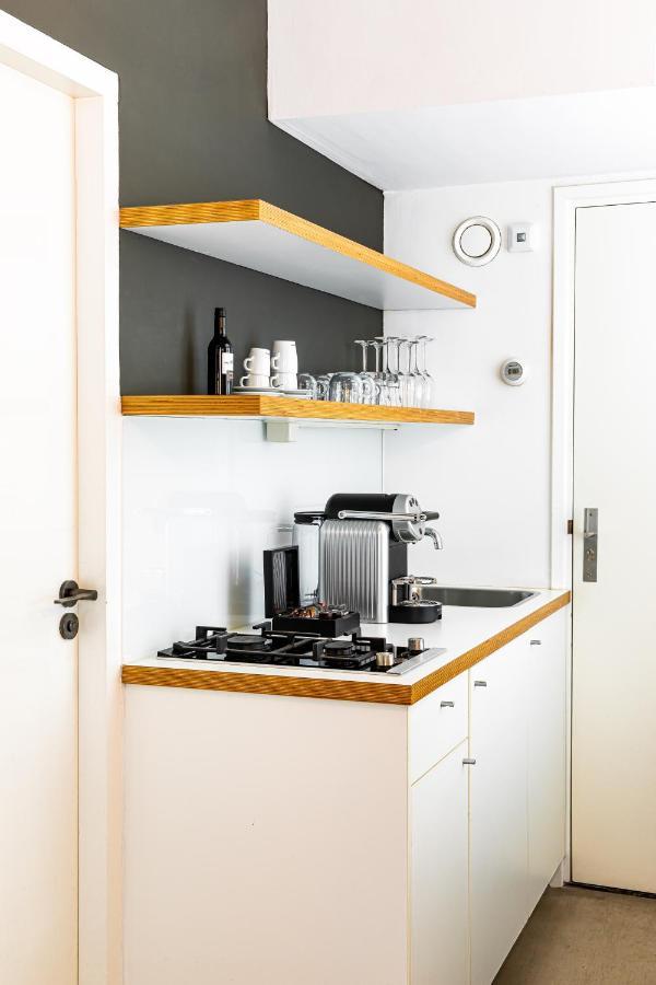 Studio shower coach house 2-4p