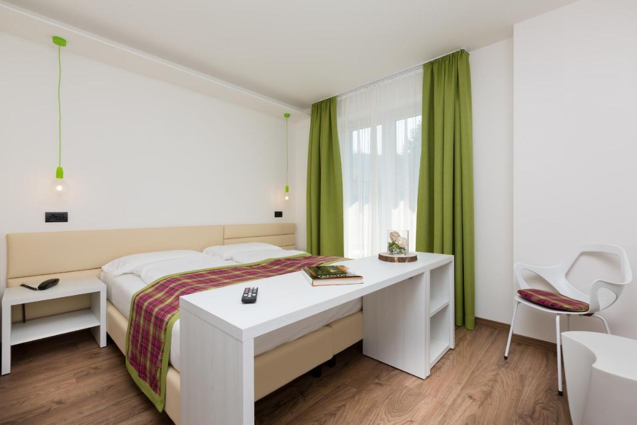 Doppel-/Zweibettzimmer mit Gartenblick