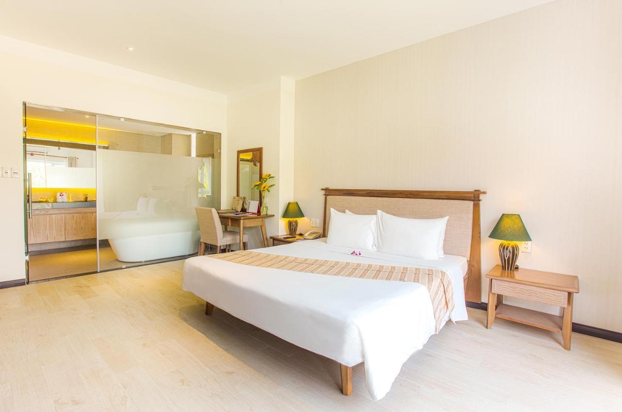 Deluxe Garden Double Room Bathtub