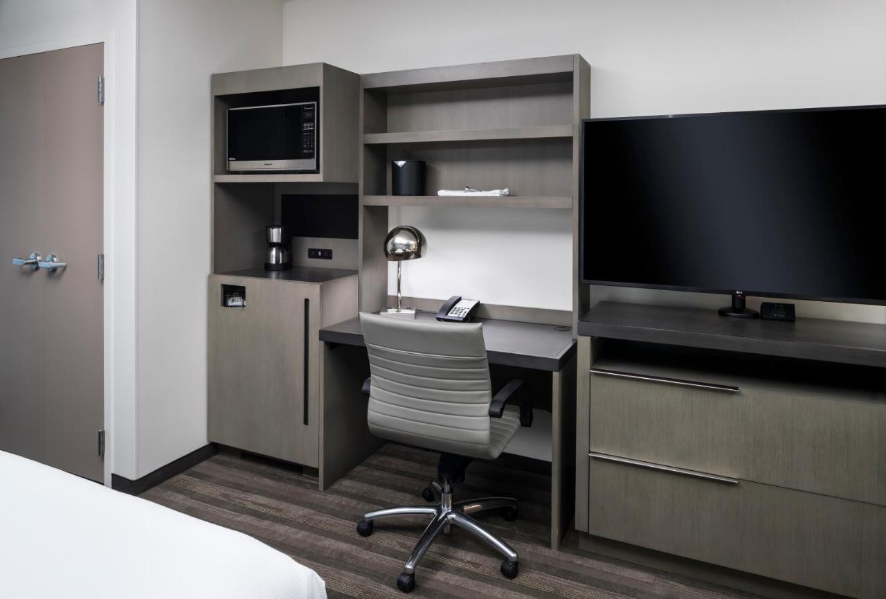 Den Guestroom Two Queen Beds