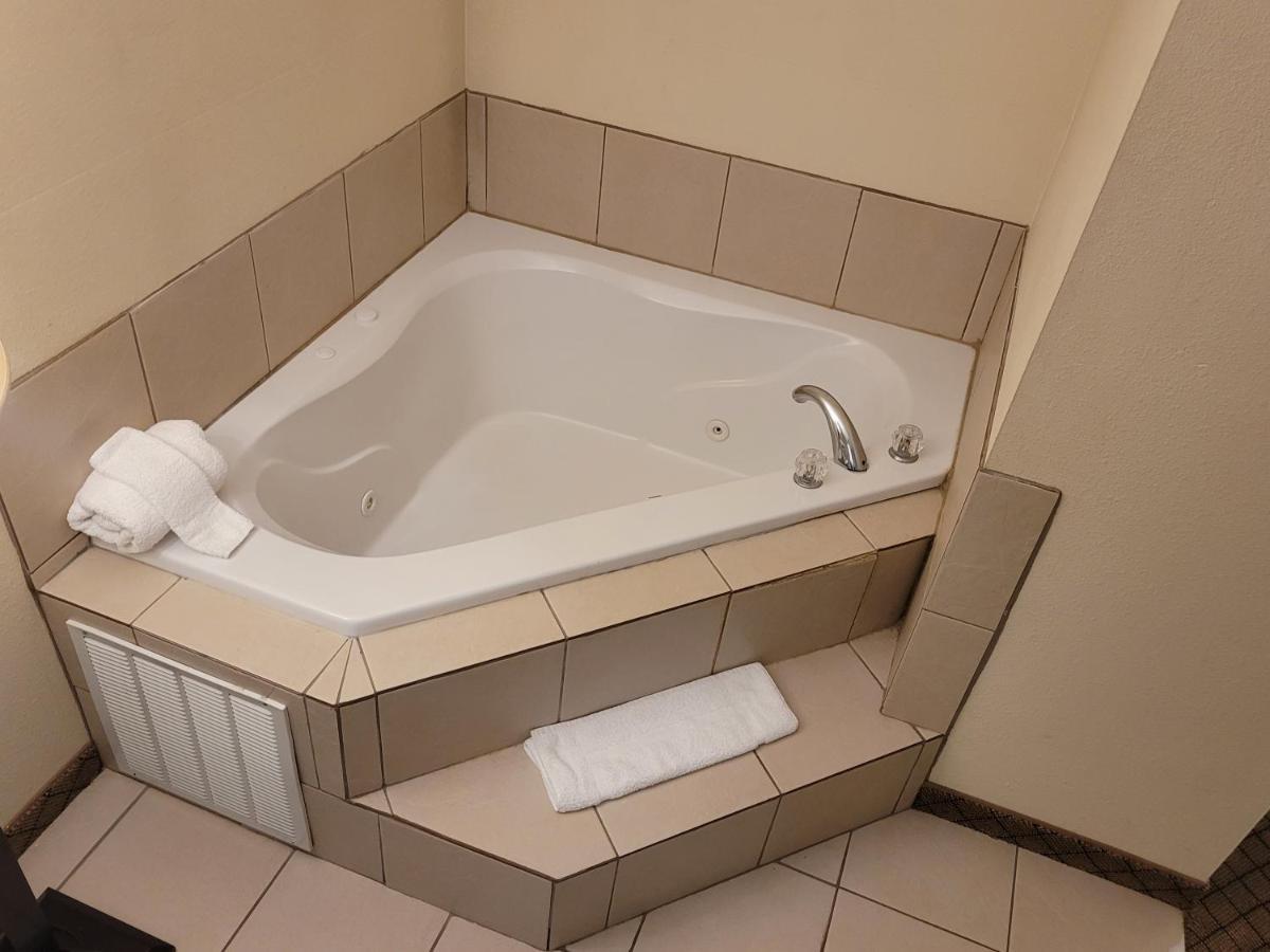 King Suite Spa Bath