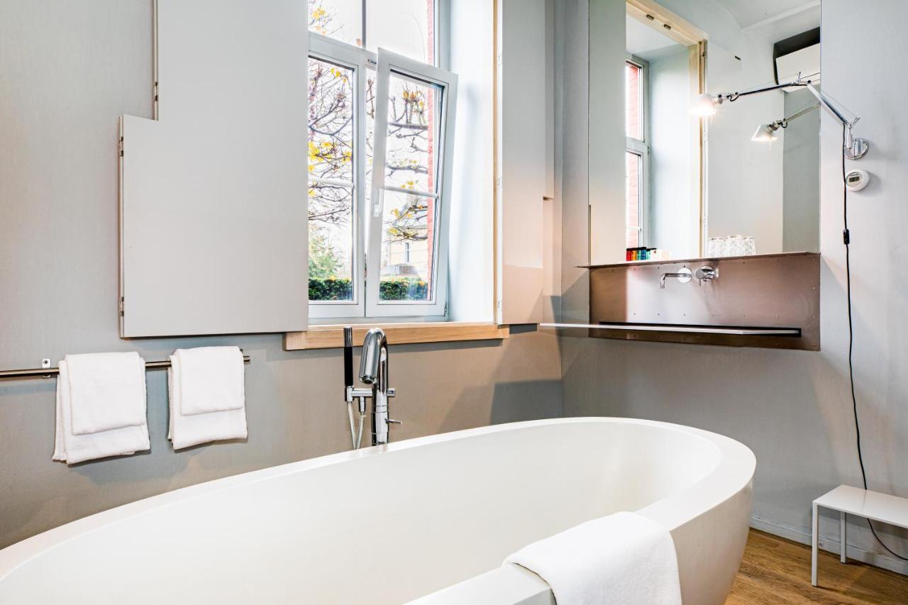 Standard room bath coach house 2p