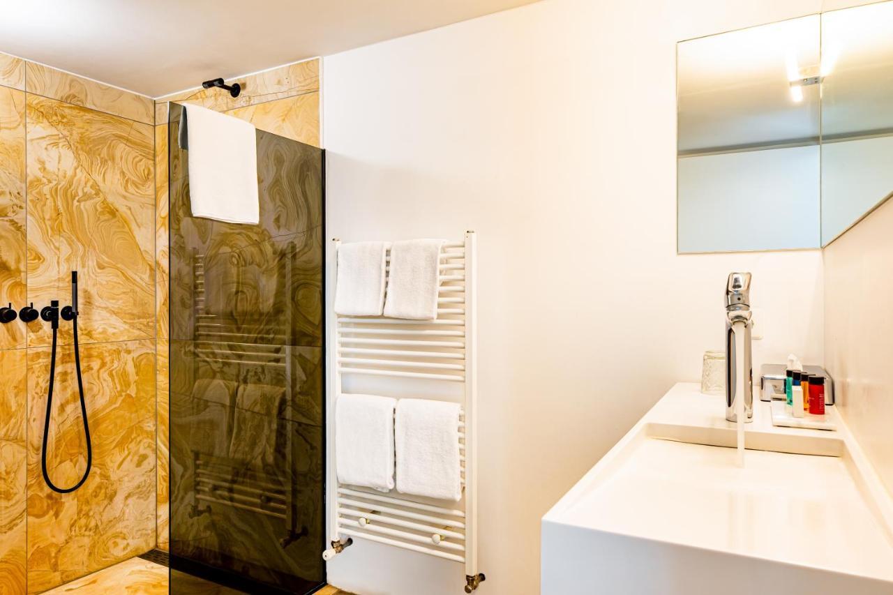 Studio shower coach house 2-4p