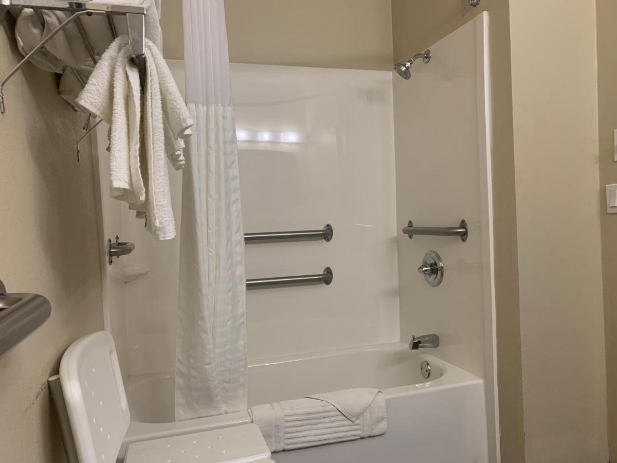 Queen Suite Tub Accessible or Non-Smoking