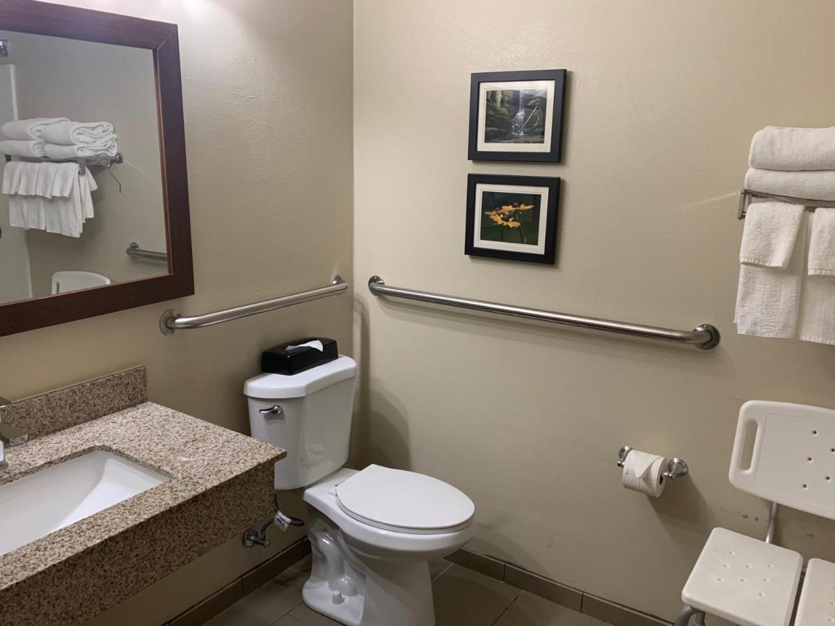 Queen Suite Tub Accessible or Non-Smoking