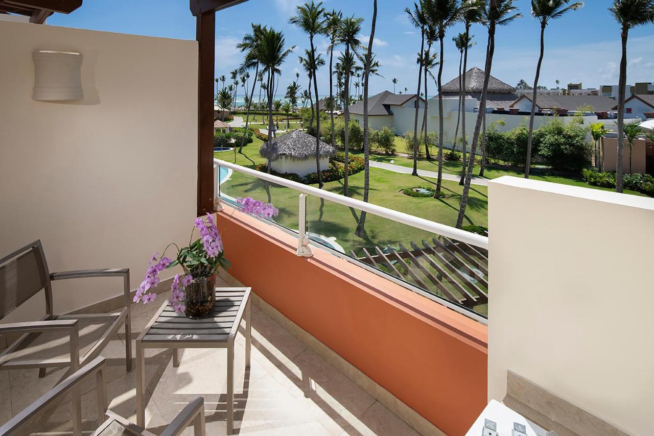 Suite Junior Allure con cama extragrande y vistas parciales al mar
