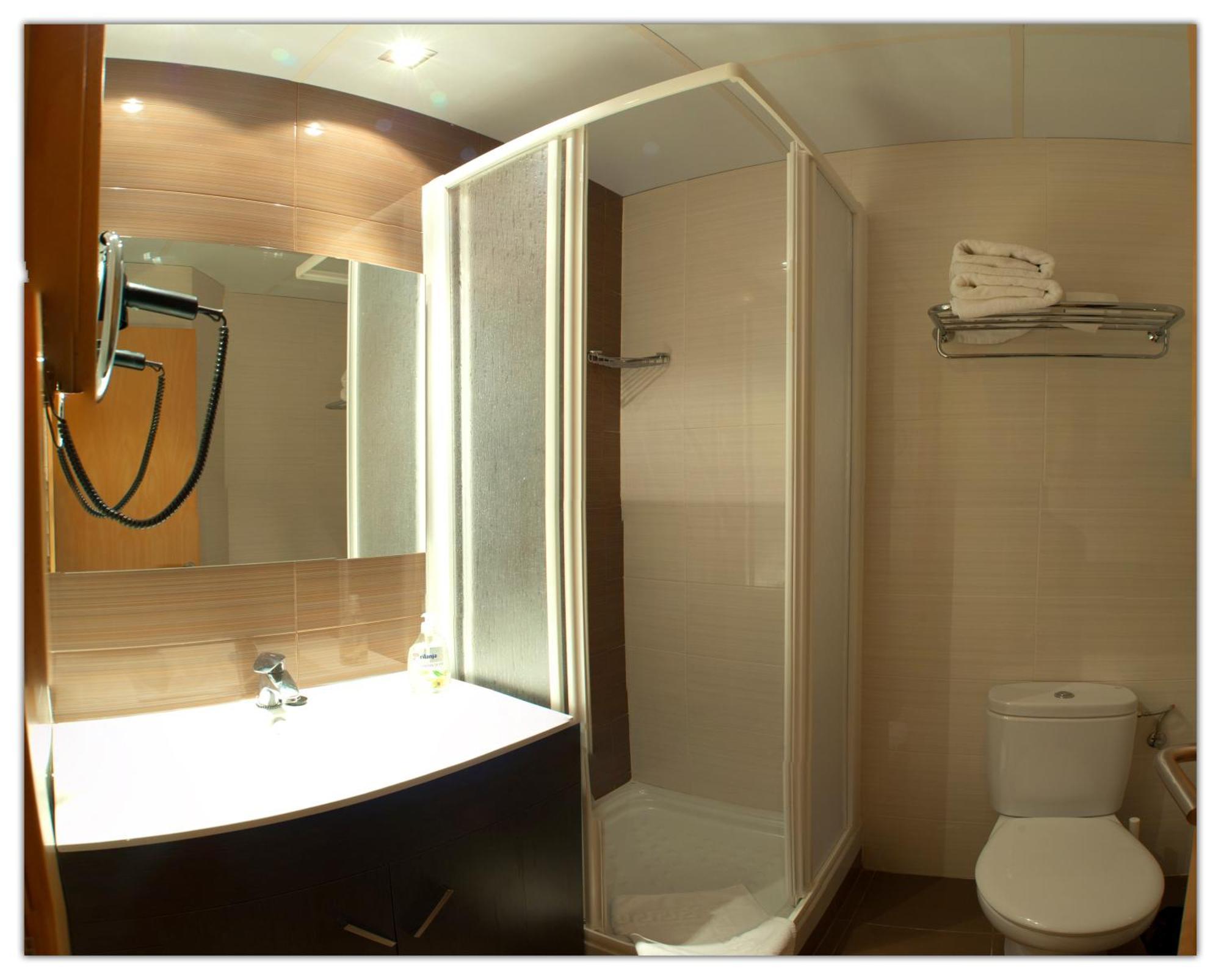 Quarto com Cama de Casal ou 2 de Solteiro