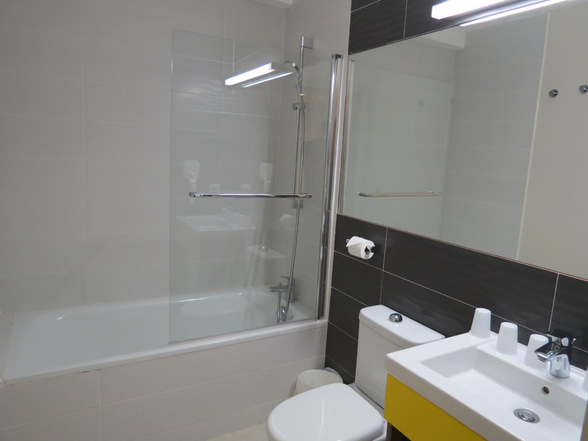 Appartement Lit King-Size avec 2 Canapés-Lits, Cuisine, Baignoire et Terrasse Privée - Non-Fumeurs