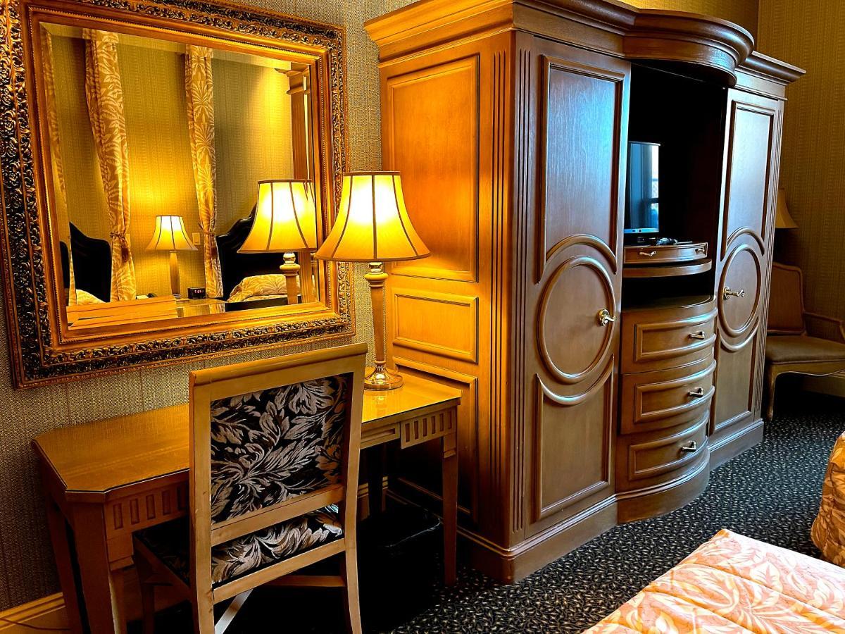 Single Queen Room