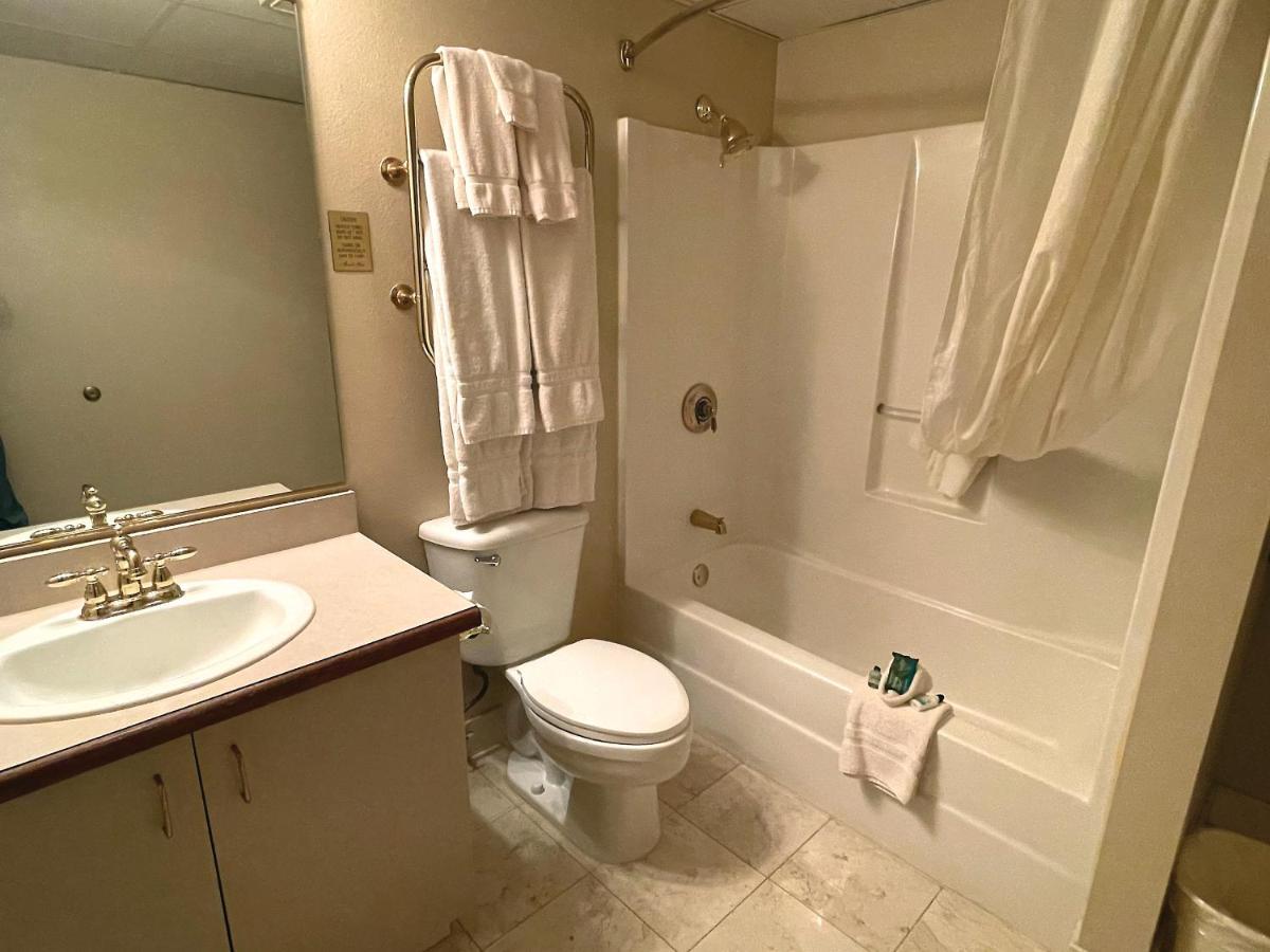 208 Victorian Governor's King Suite