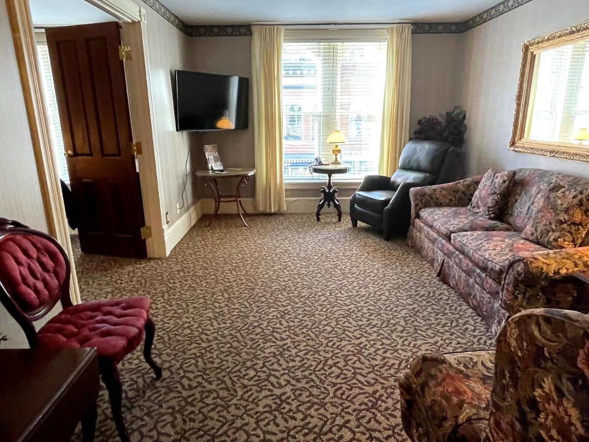208 Victorian Governor's King Suite
