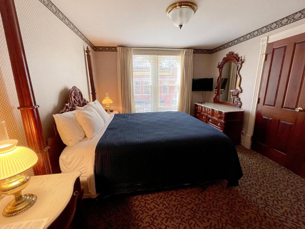 208 Victorian Governor's King Suite