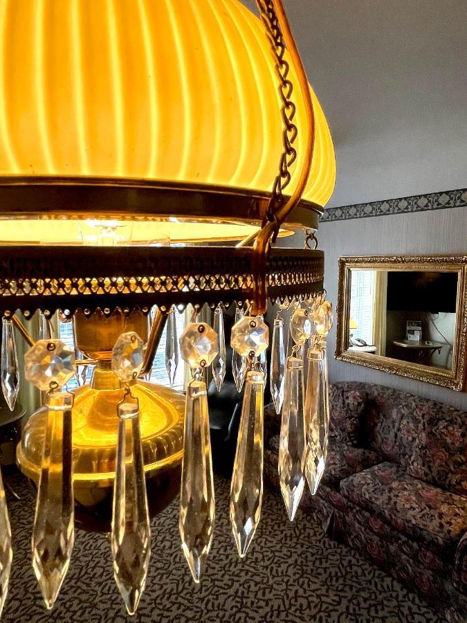 208 Victorian Governor's King Suite