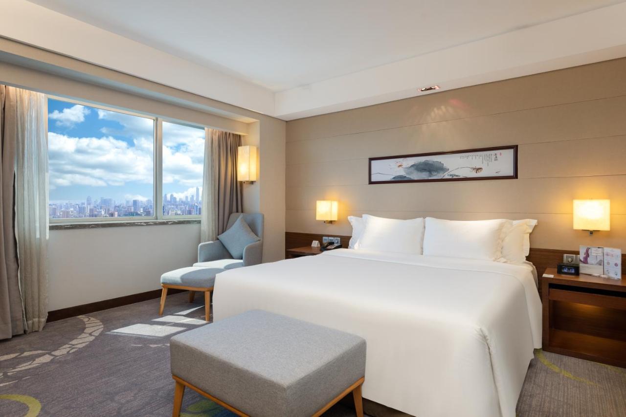 One-Bedroom Suite Lounge Access