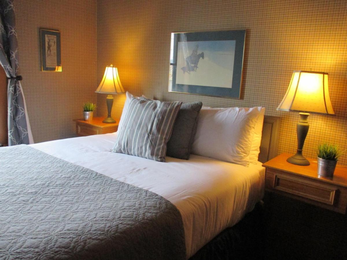 Queen Room,1706467852:JPEG