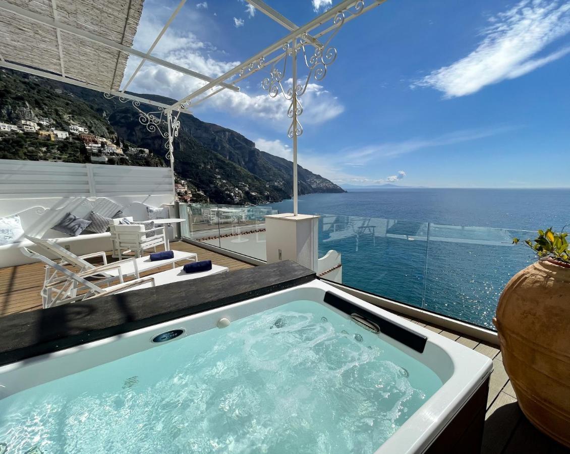 Deluxe Suite Spa Bath