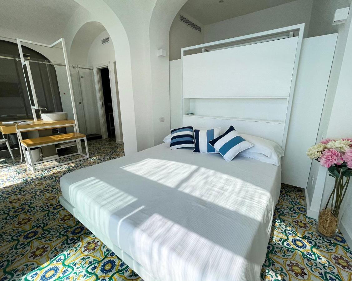 Deluxe Suite Spa Bath