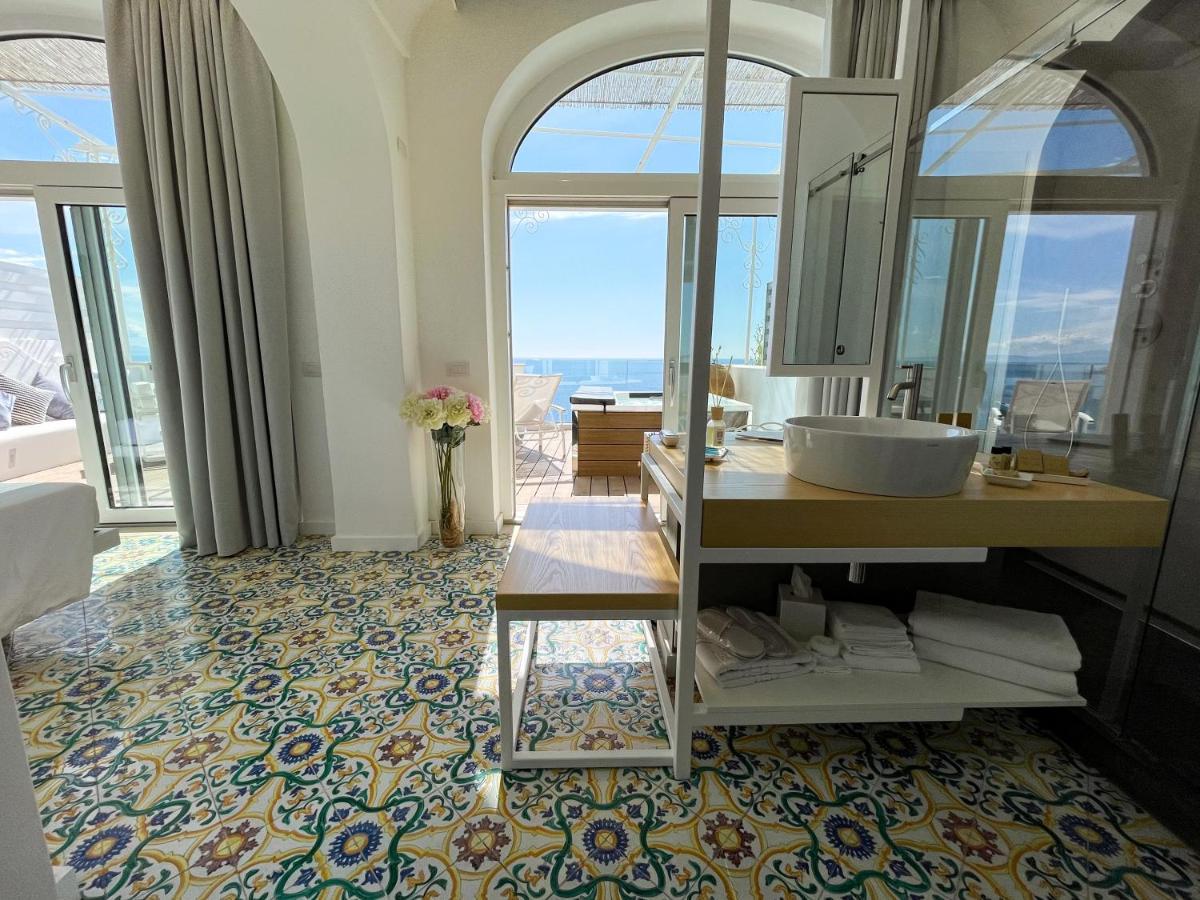 Deluxe Suite Spa Bath
