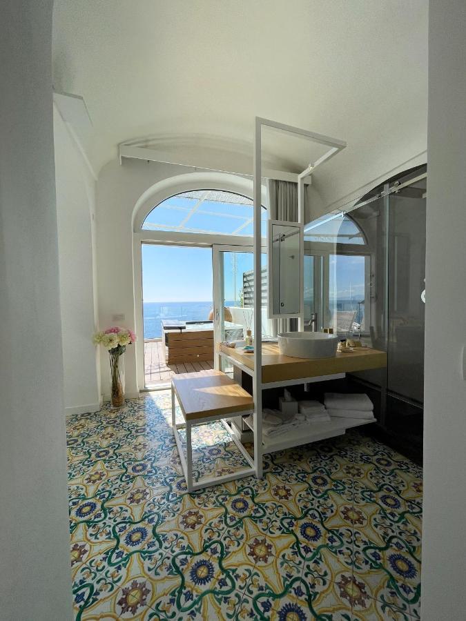 Deluxe Suite Spa Bath