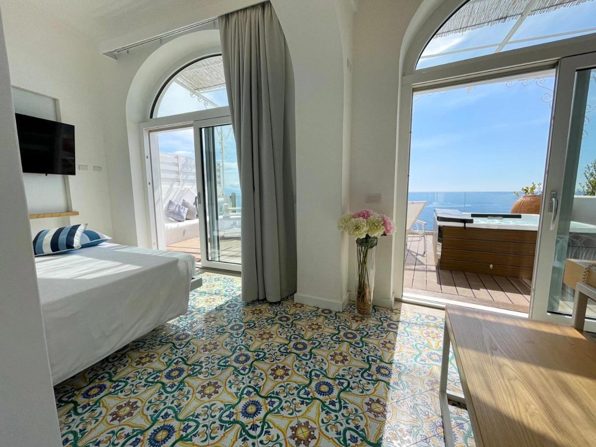 Deluxe Suite Spa Bath