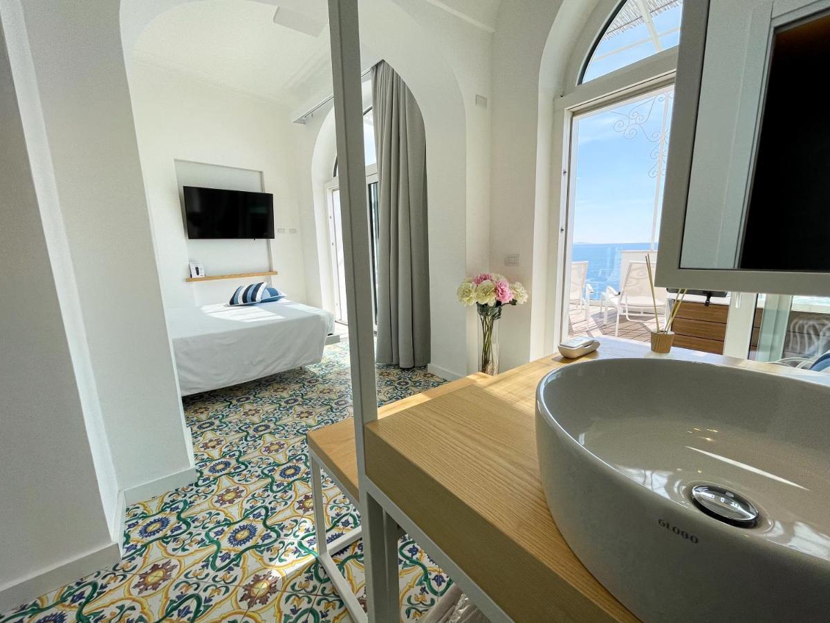 Deluxe Suite Spa Bath